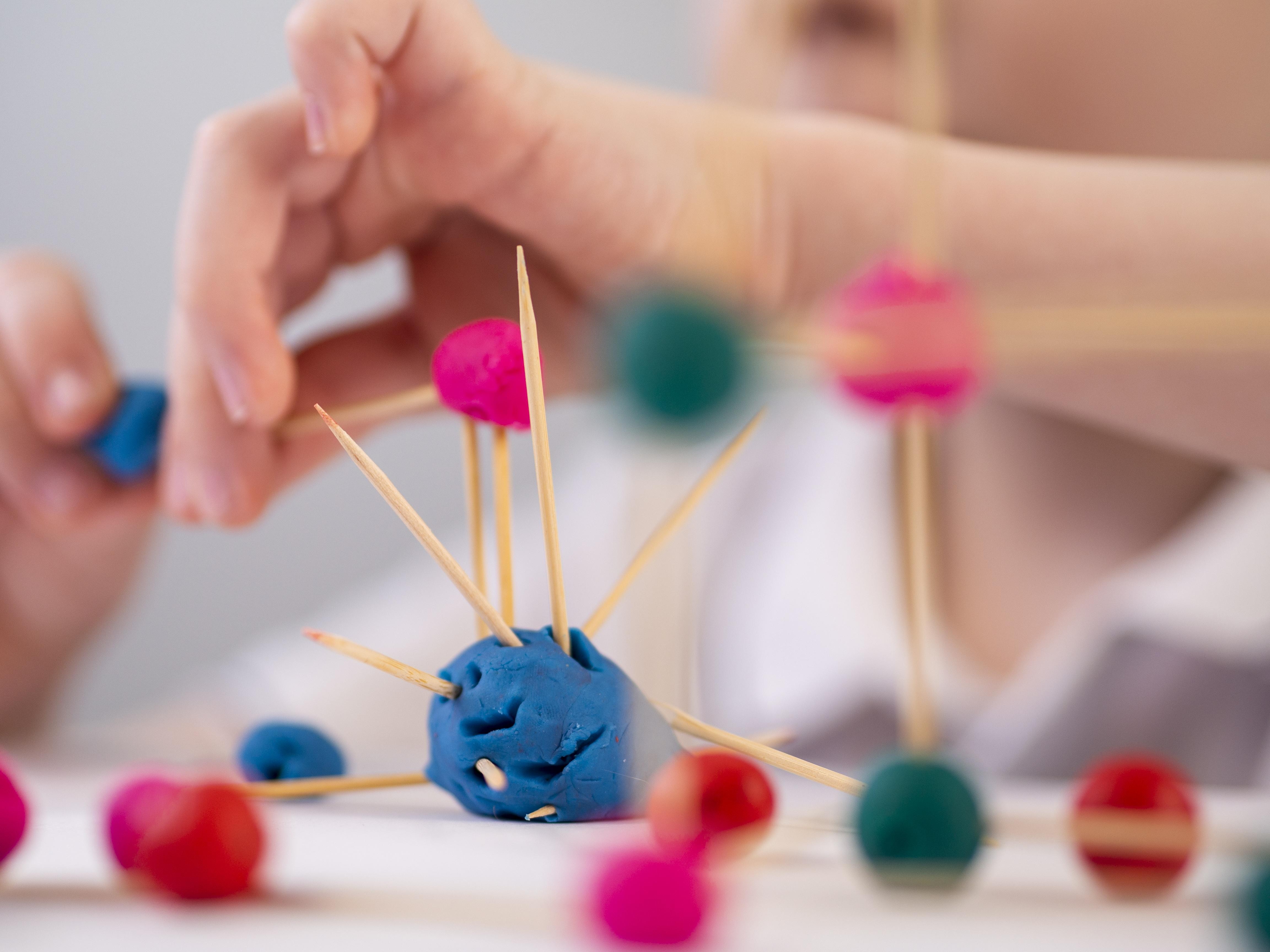 sensori proprioseptif anak, ciri gangguan proprioseptif, sistem sensorik anak, hiposensitif proprioseptif, hipersensitif proprioseptif, Bunda, si Kecil